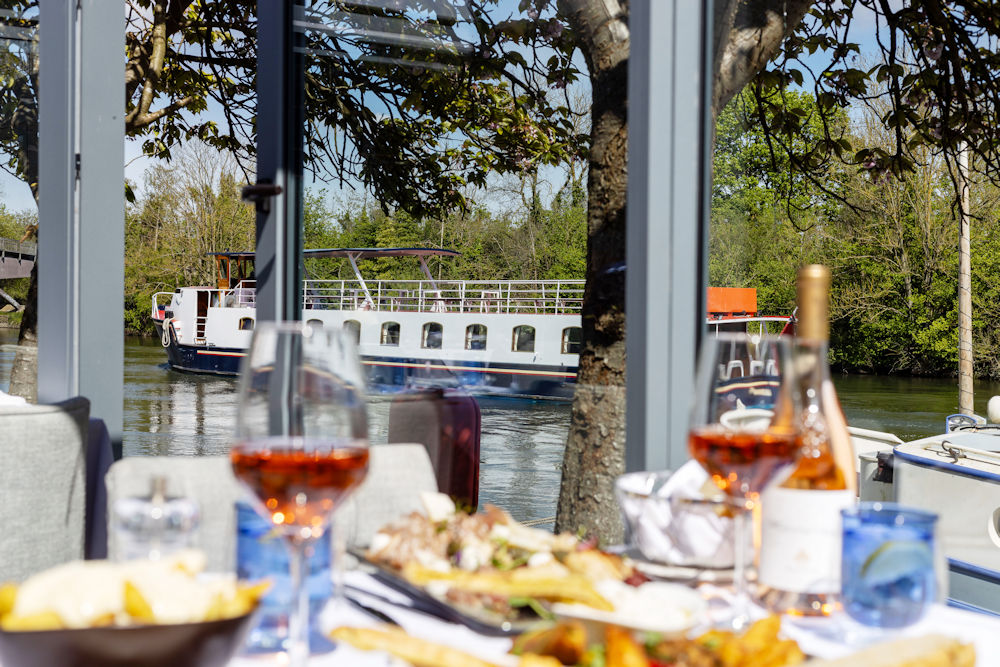 Mediterranevm Restaurant, Bray with view of boat on the River Thames